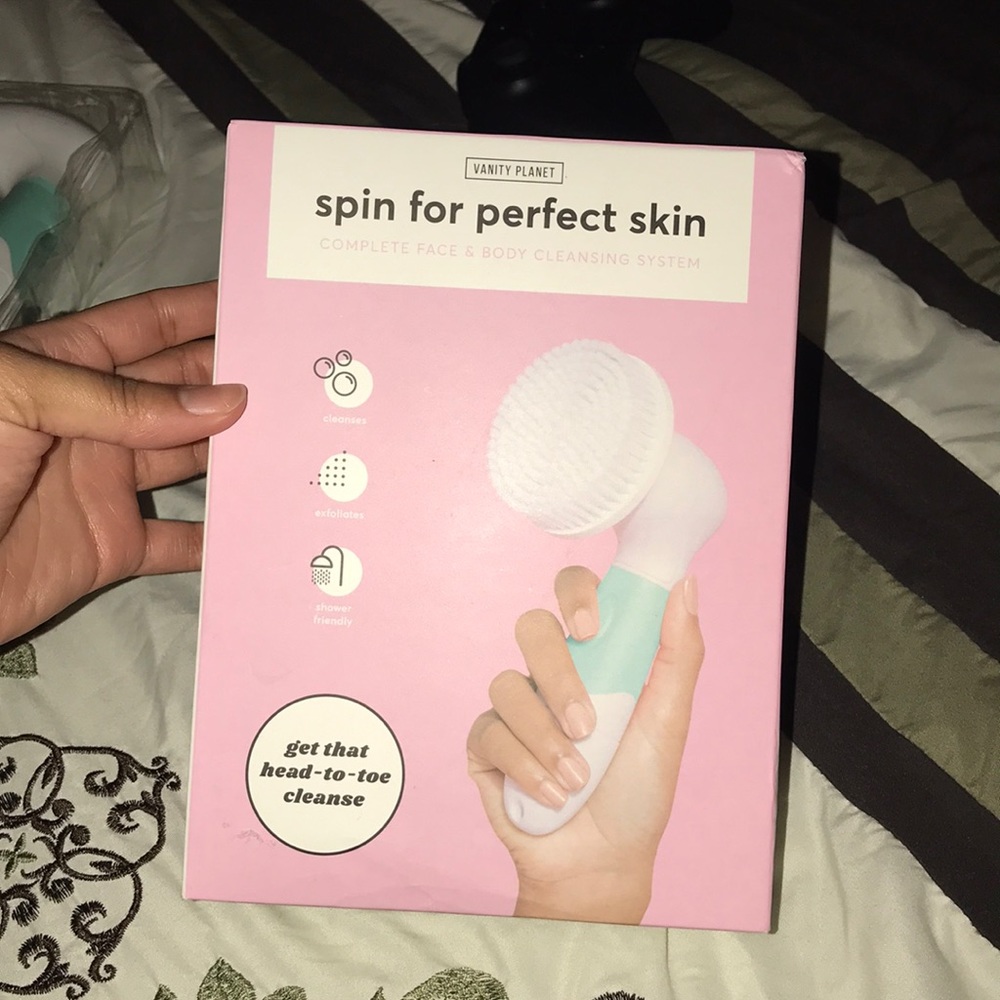 Vanity planet spin brush for face